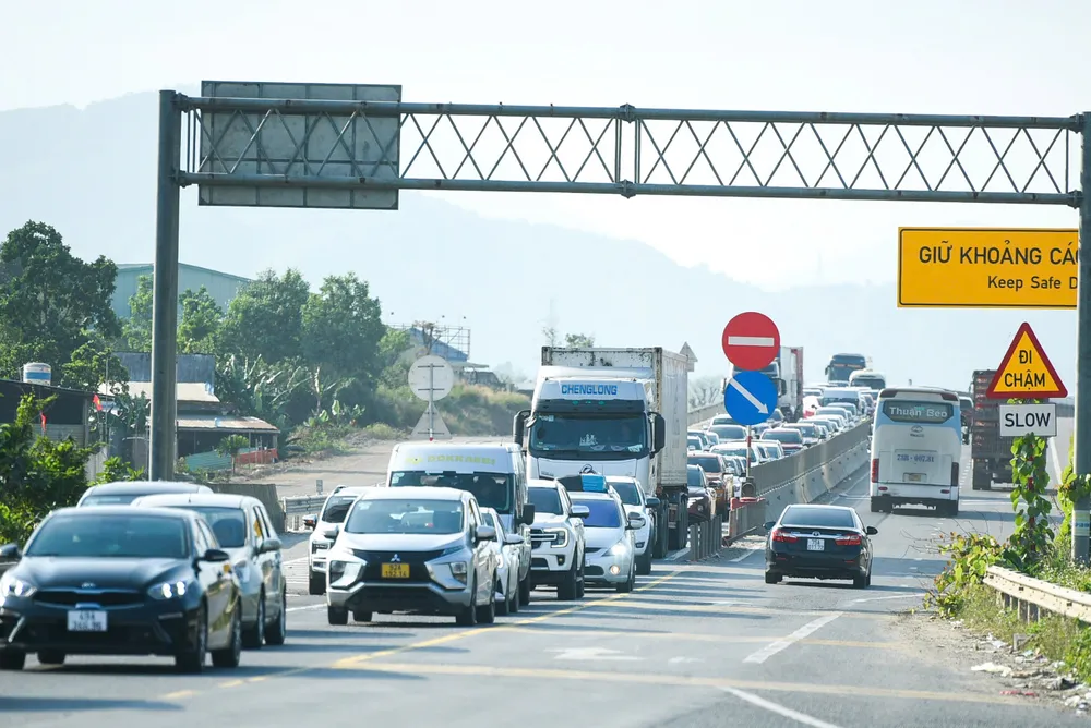 Mùng 5 Tết, ô tô xếp hàng dài qua lối ra cao tốc Hòa Liên – Túy Loan - Ảnh 2
