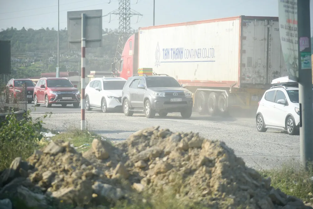 Mùng 5 Tết, ô tô xếp hàng dài qua lối ra cao tốc Hòa Liên – Túy Loan - Ảnh 5