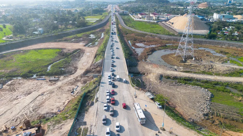 Mùng 5 Tết, ô tô xếp hàng dài qua lối ra cao tốc Hòa Liên – Túy Loan - Ảnh 9