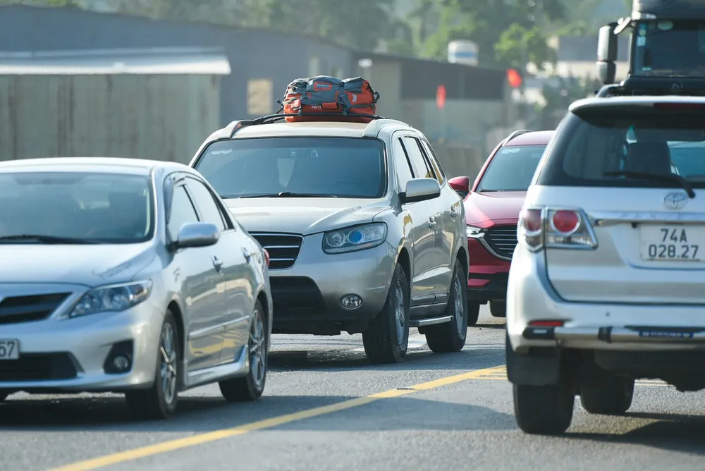 Mùng 5 Tết, ô tô xếp hàng dài qua lối ra cao tốc Hòa Liên – Túy Loan - Ảnh 6