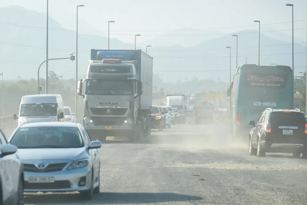 Mùng 5 Tết, ô tô xếp hàng dài qua lối ra cao tốc Hòa Liên – Túy Loan - Ảnh 7