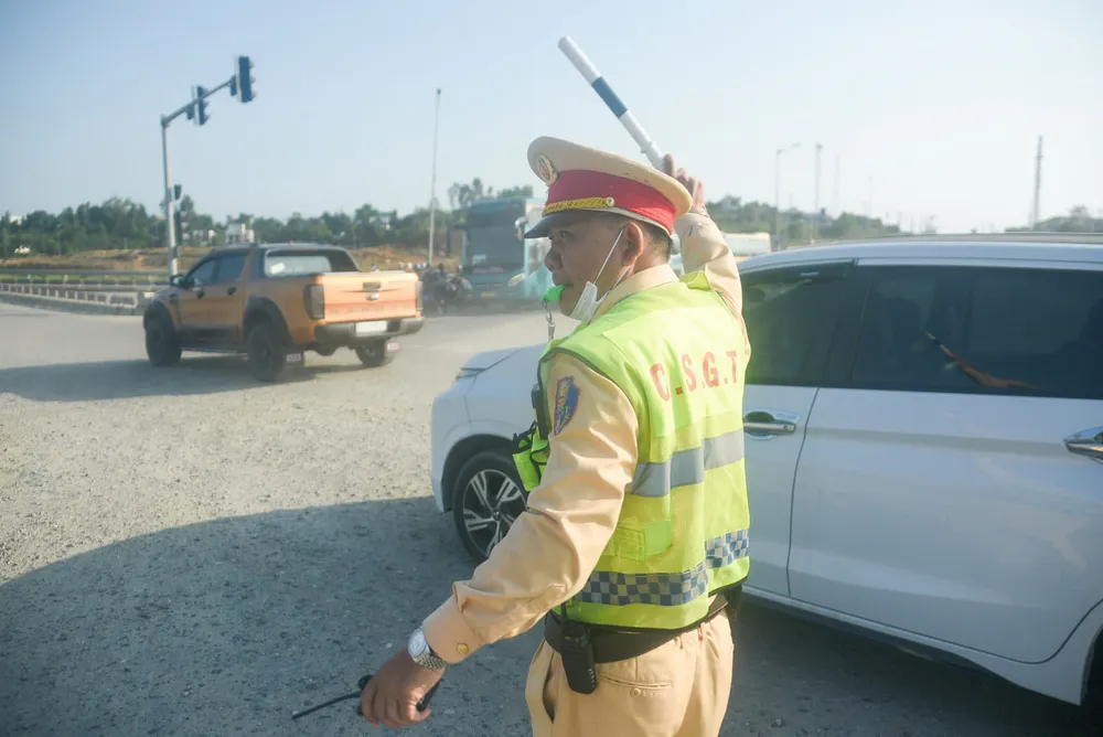 Mùng 5 Tết, ô tô xếp hàng dài qua lối ra cao tốc Hòa Liên – Túy Loan - Ảnh 4