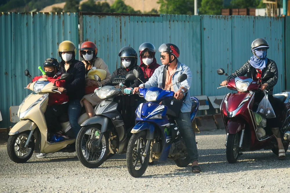 Mùng 5 Tết, ô tô xếp hàng dài qua lối ra cao tốc Hòa Liên – Túy Loan - Ảnh 8