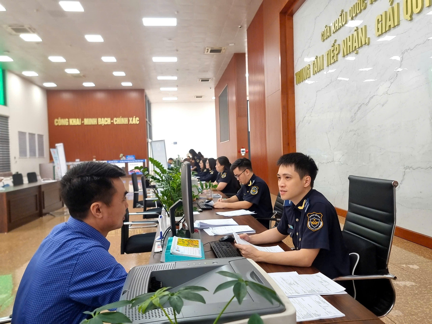 Xuất nhập khẩu sôi động ngay sau Tết - Ảnh 2