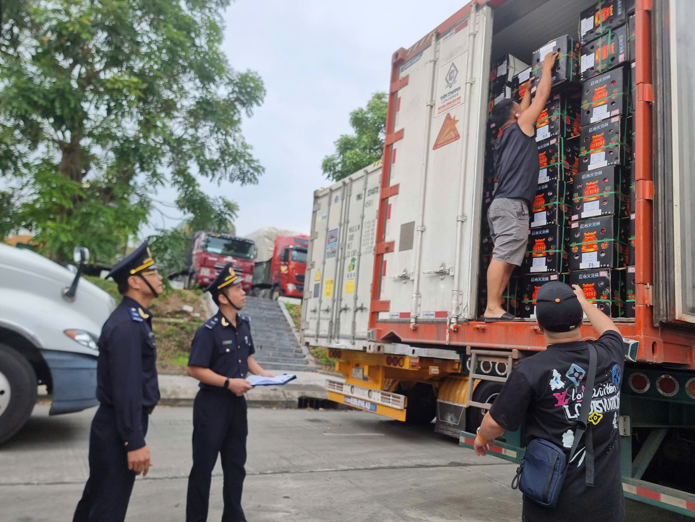 Xuất nhập khẩu sôi động ngay sau Tết - Ảnh 1