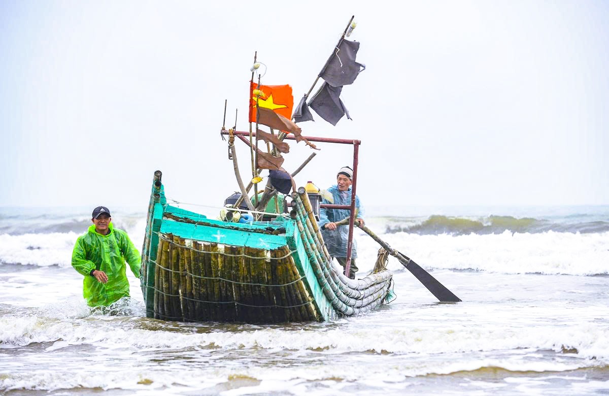 Gần 1 triệu đồng/kg cá khoai, ngư dân hồ hởi "xông biển" ngày đầu năm mới - Ảnh 2