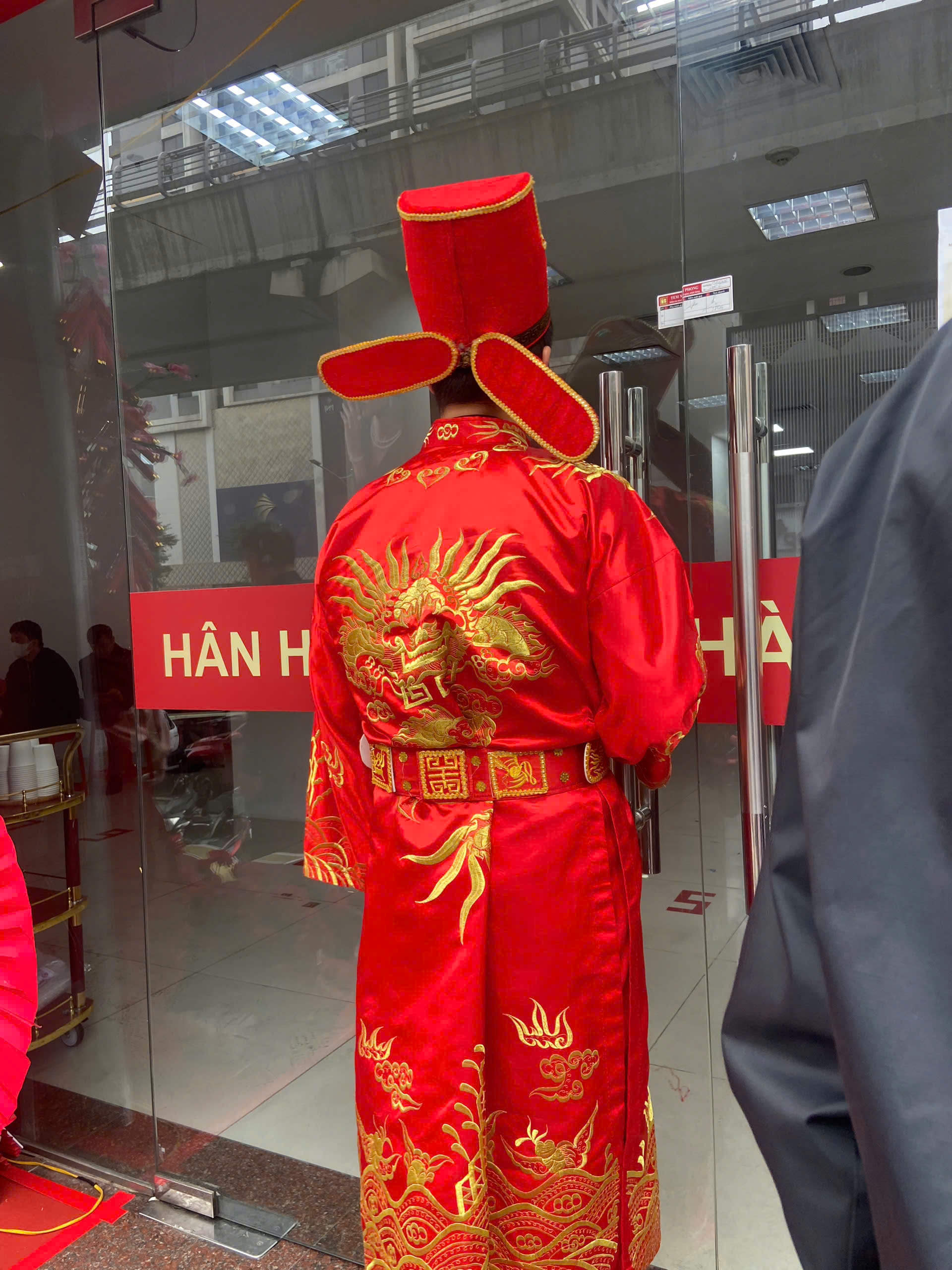 [ẢNH, CLIP] Tiệm vàng hôm nay: Giá vàng gần 18,5 triệu đồng/chỉ, "Thần Tài" xin dừng phục vụ vì khách mua vàng quá đông - Ảnh 3