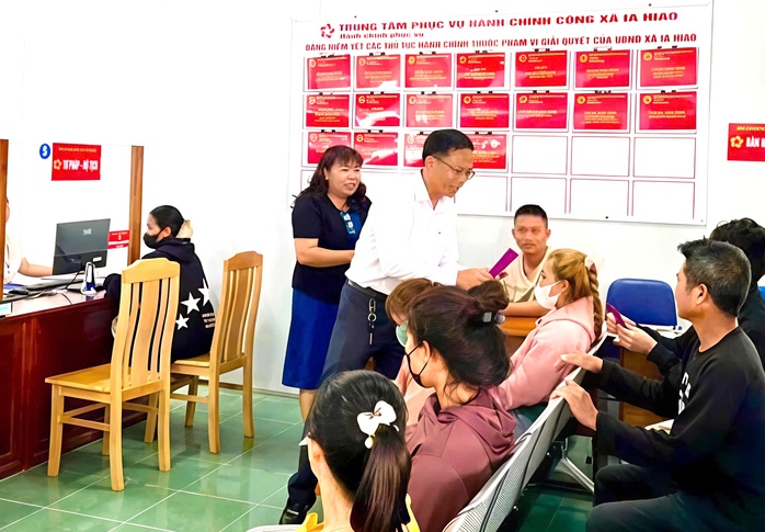 Đi làm giấy tờ nhà đất, người dân bất ngờ được lì xì năm mới - Ảnh 1