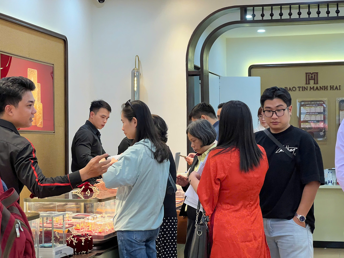 Xếp hàng mua vàng trước ngày vía Thần tài - Ảnh 1