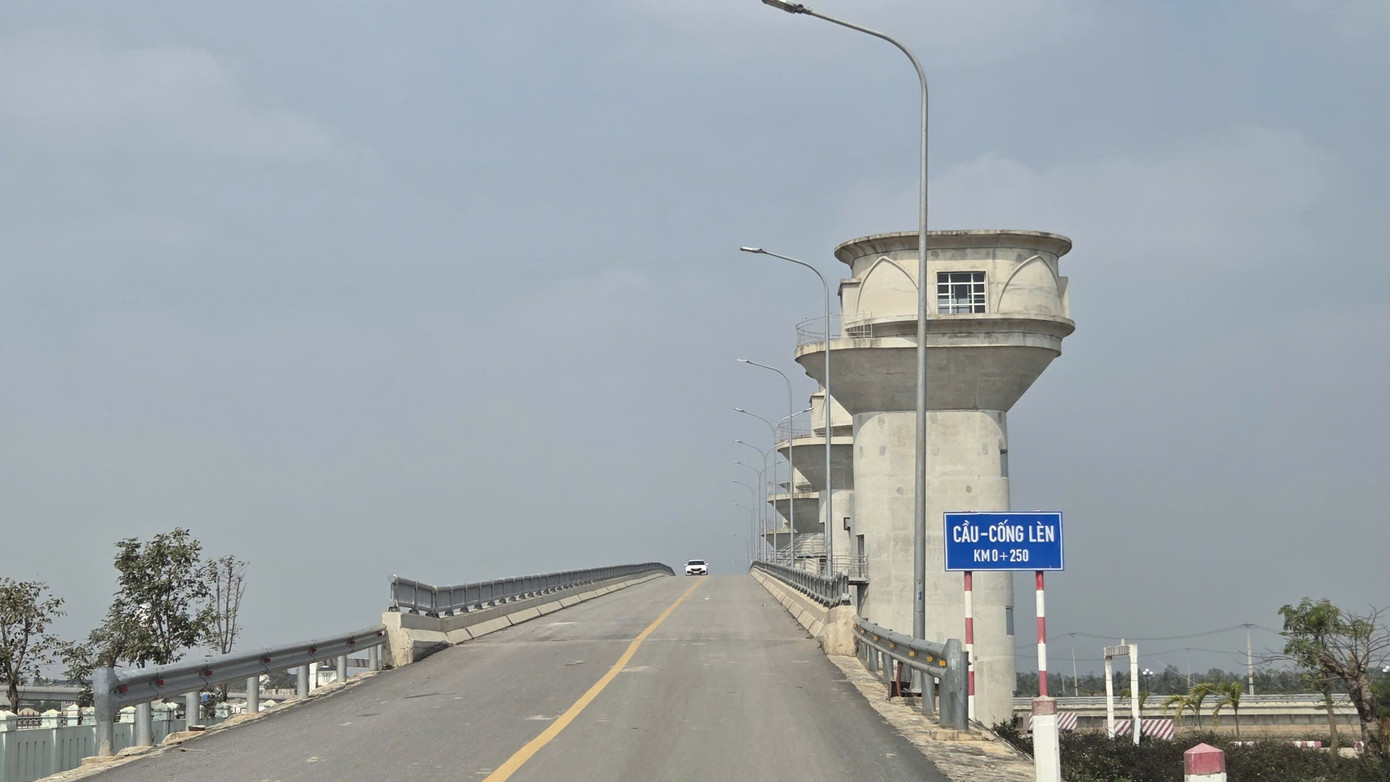 Cầu cống thủy lợi 'khủng' ở Thanh Hoá chính thức được tháo rào, thông xe - Ảnh 1