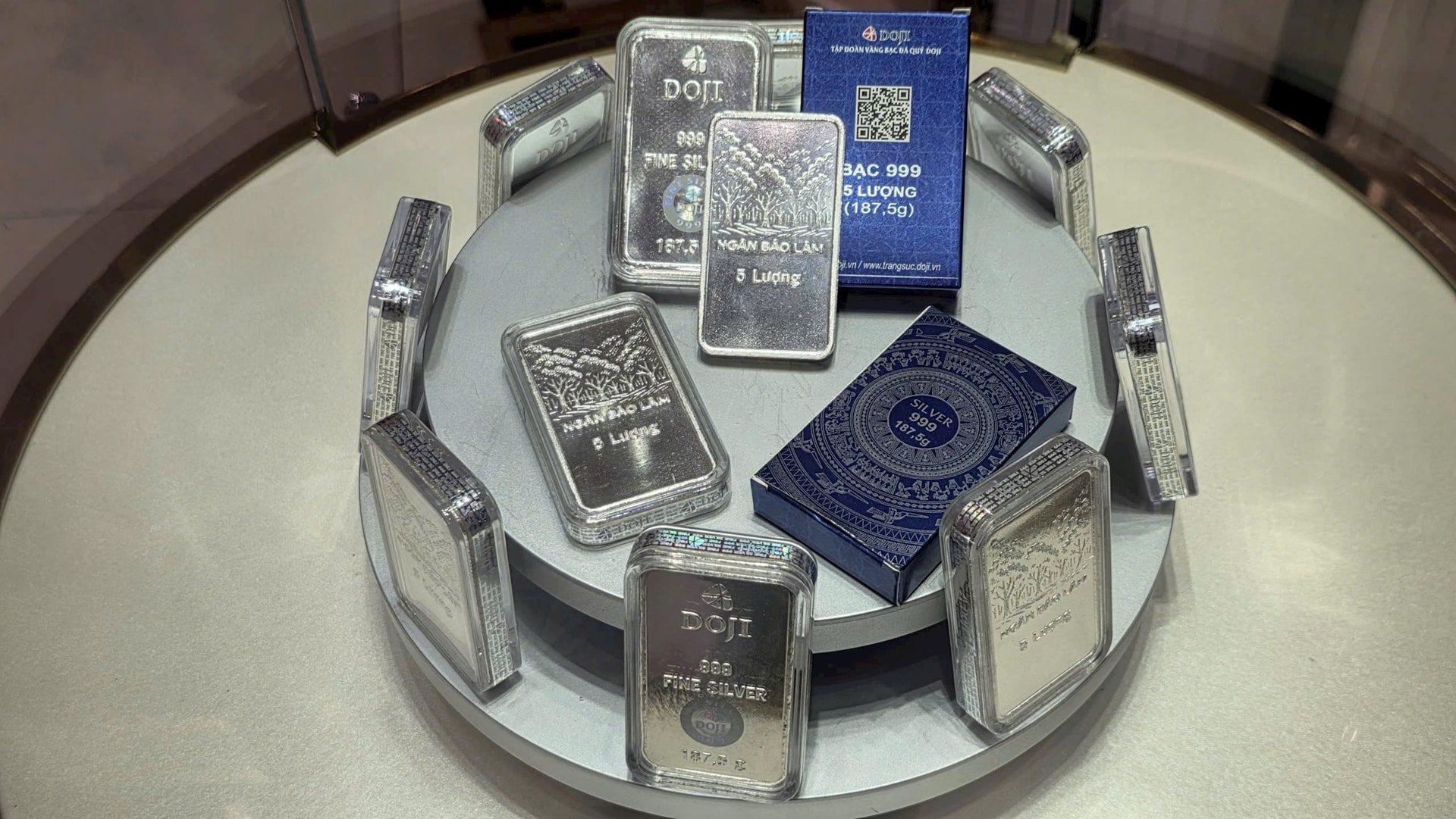 Sáng nay, nhà đầu tư đội mưa gió, xếp hàng từ sớm mua một sản phẩm bạc lần đầu xuất hiện - Ảnh 4