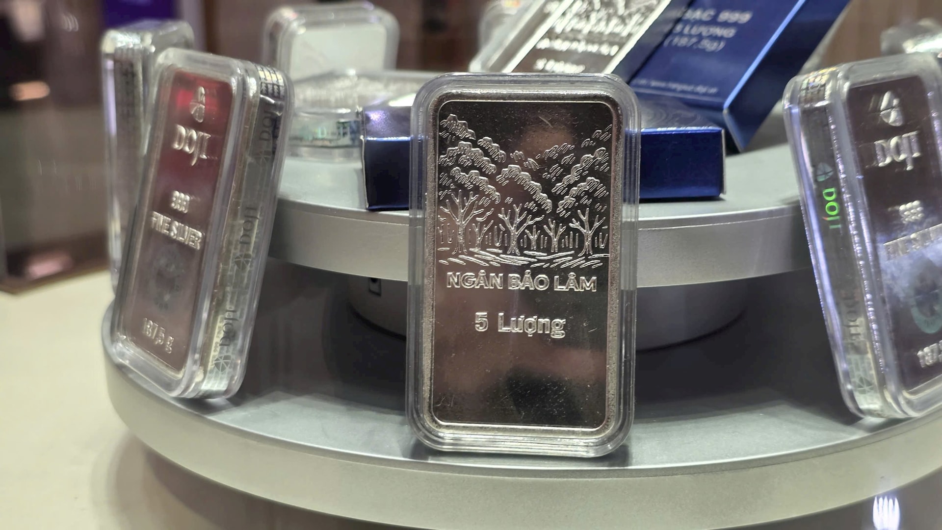 Sáng nay, nhà đầu tư đội mưa gió, xếp hàng từ sớm mua một sản phẩm bạc lần đầu xuất hiện - Ảnh 5