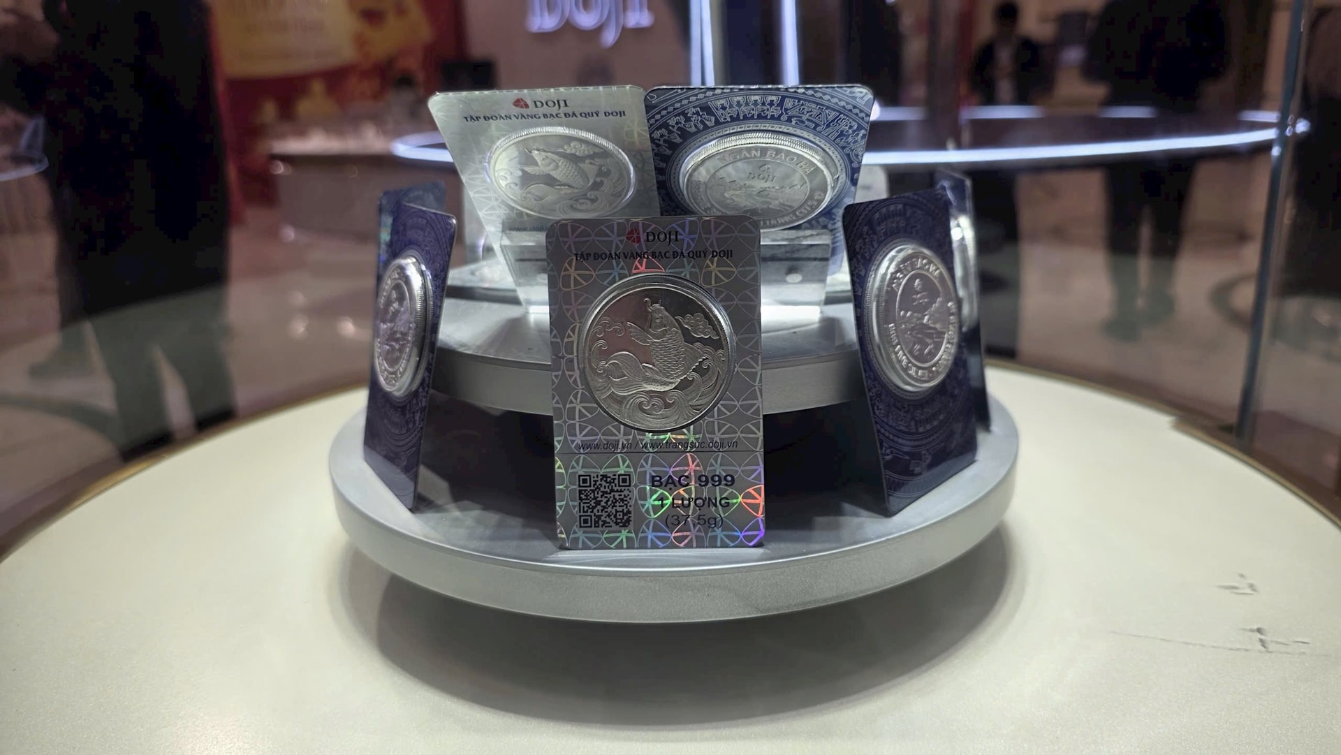 Sáng nay, nhà đầu tư đội mưa gió, xếp hàng từ sớm mua một sản phẩm bạc lần đầu xuất hiện - Ảnh 6