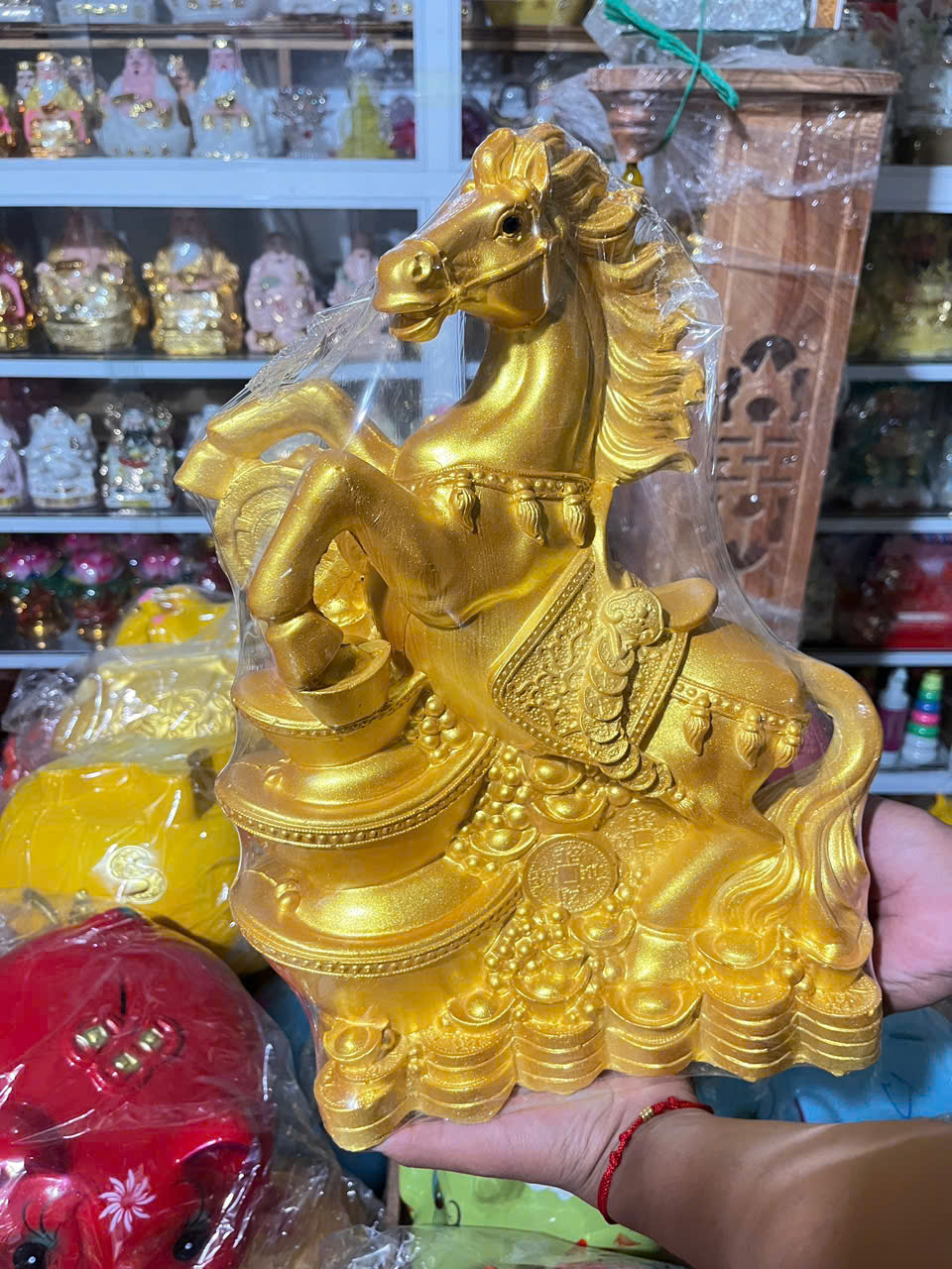 Ngoài vàng bạc, những mặt hàng nào đang “cháy hàng” dịp vía Thần Tài? - Ảnh 9