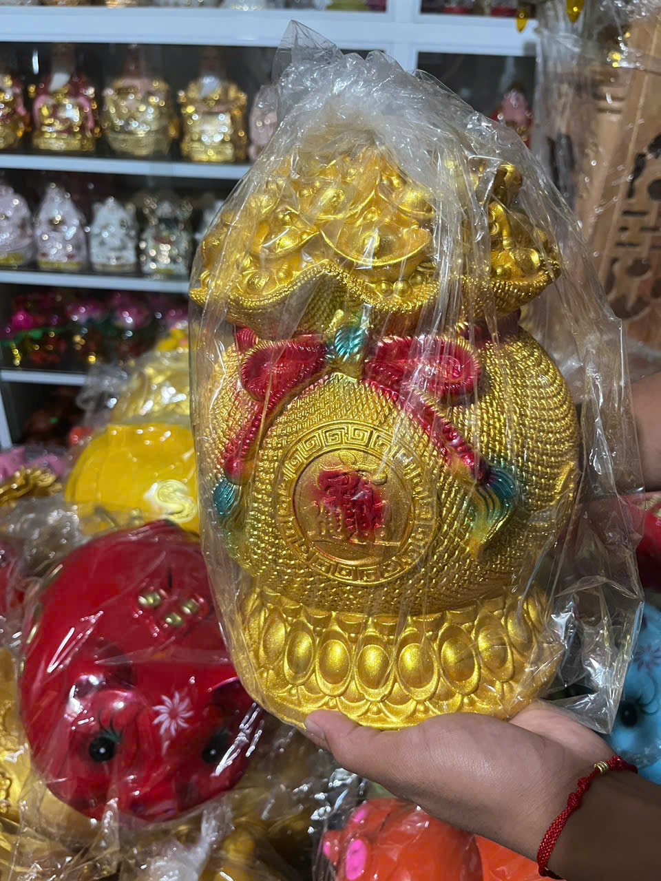 Ngoài vàng bạc, những mặt hàng nào đang “cháy hàng” dịp vía Thần Tài? - Ảnh 12