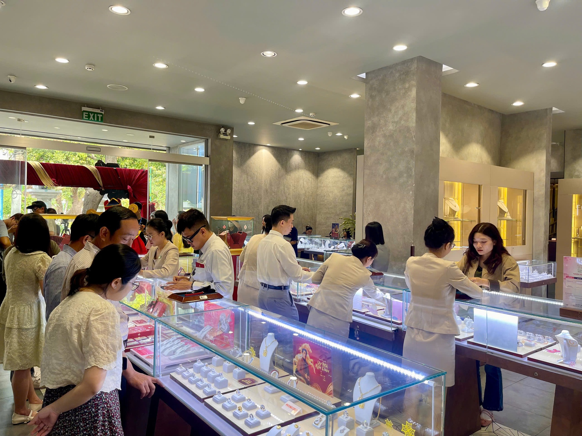 Không xếp hàng ngày vía Thần Tài, nhiều người chọn mua vàng theo cách này - Ảnh 3