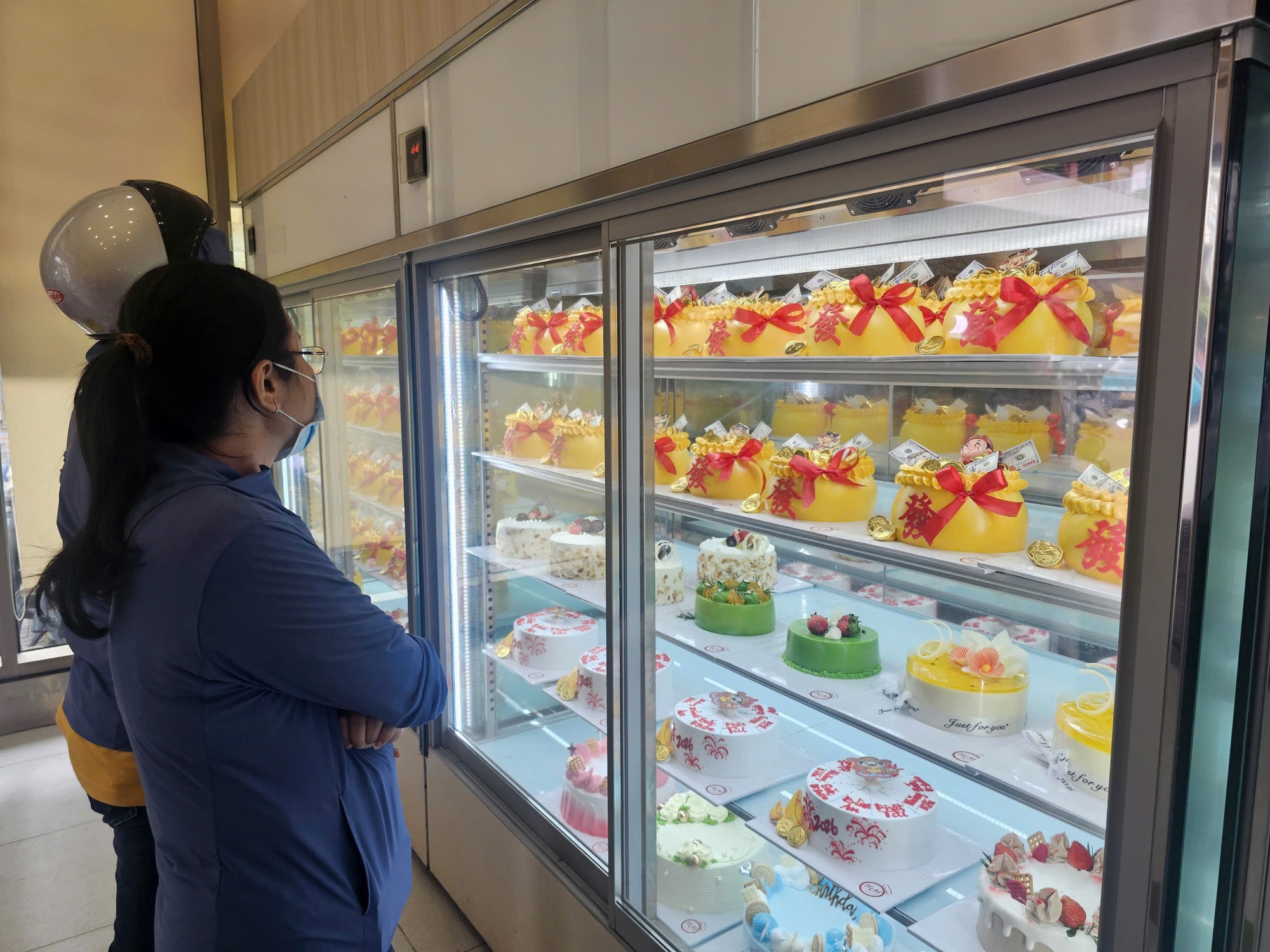 Ngoài vàng bạc, những mặt hàng nào đang “cháy hàng” dịp vía Thần Tài? - Ảnh 1