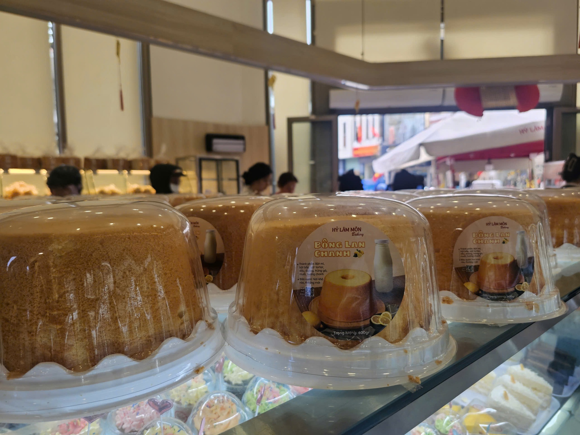 Ngoài vàng bạc, những mặt hàng nào đang “cháy hàng” dịp vía Thần Tài? - Ảnh 8