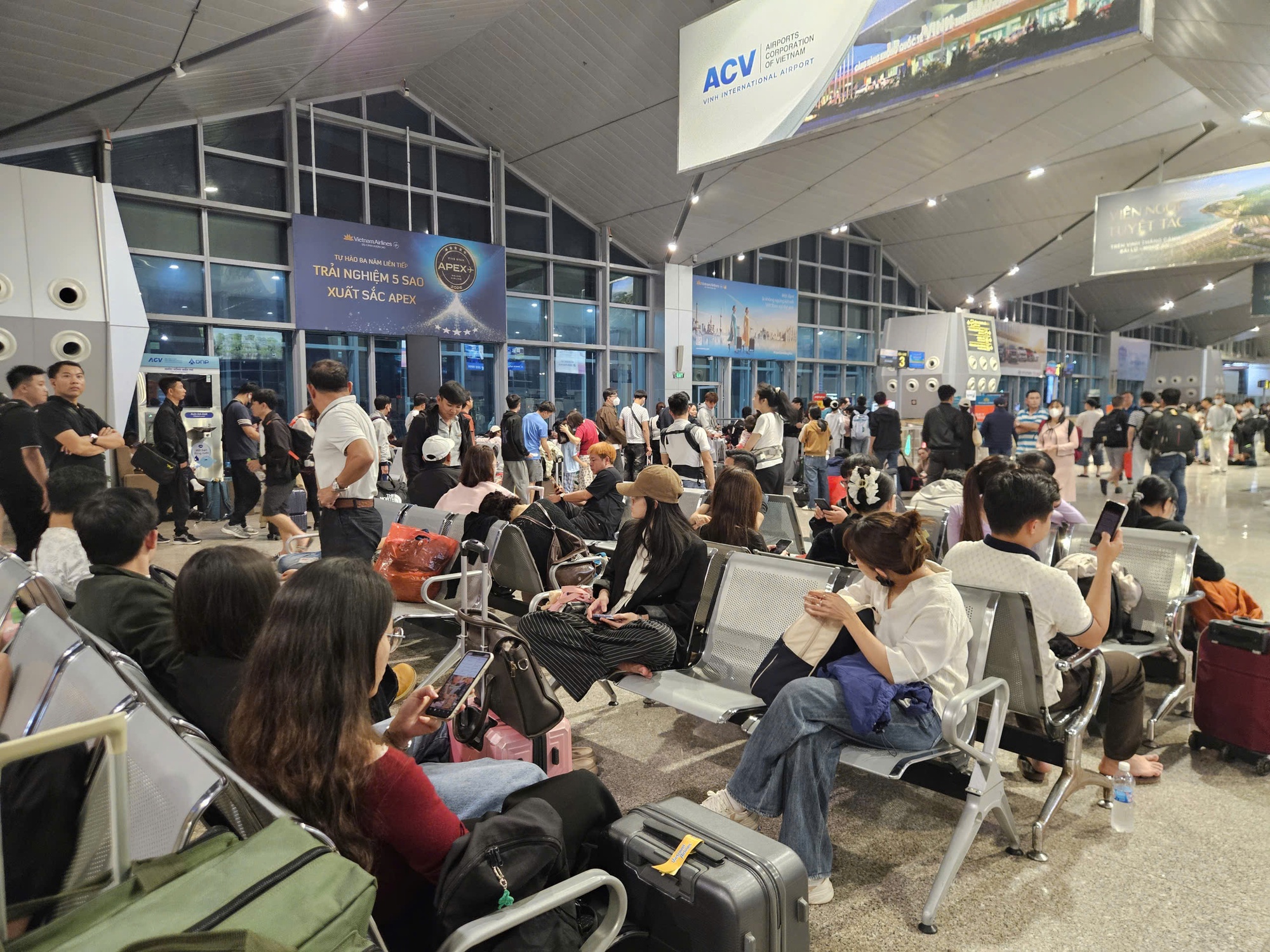 Khách bay đêm qua sân bay Tân Sơn Nhất chật kín, giá cước xe công nghệ tăng vọt - Ảnh 1