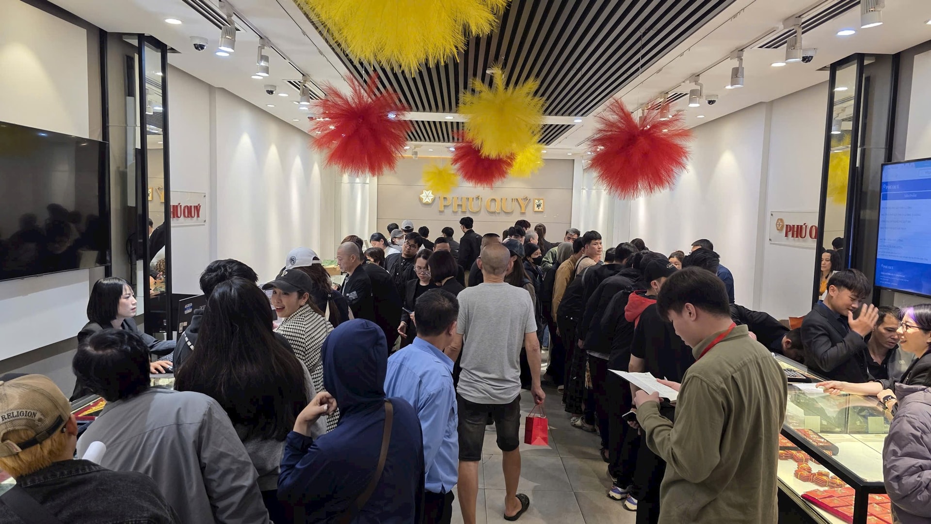 Từ 10 giờ tối, nhà đầu tư ồ ạt mang ghế gấp, đội mưa xếp hàng xuyên đêm để săn vàng bạc ngày Thần tài - Ảnh 10