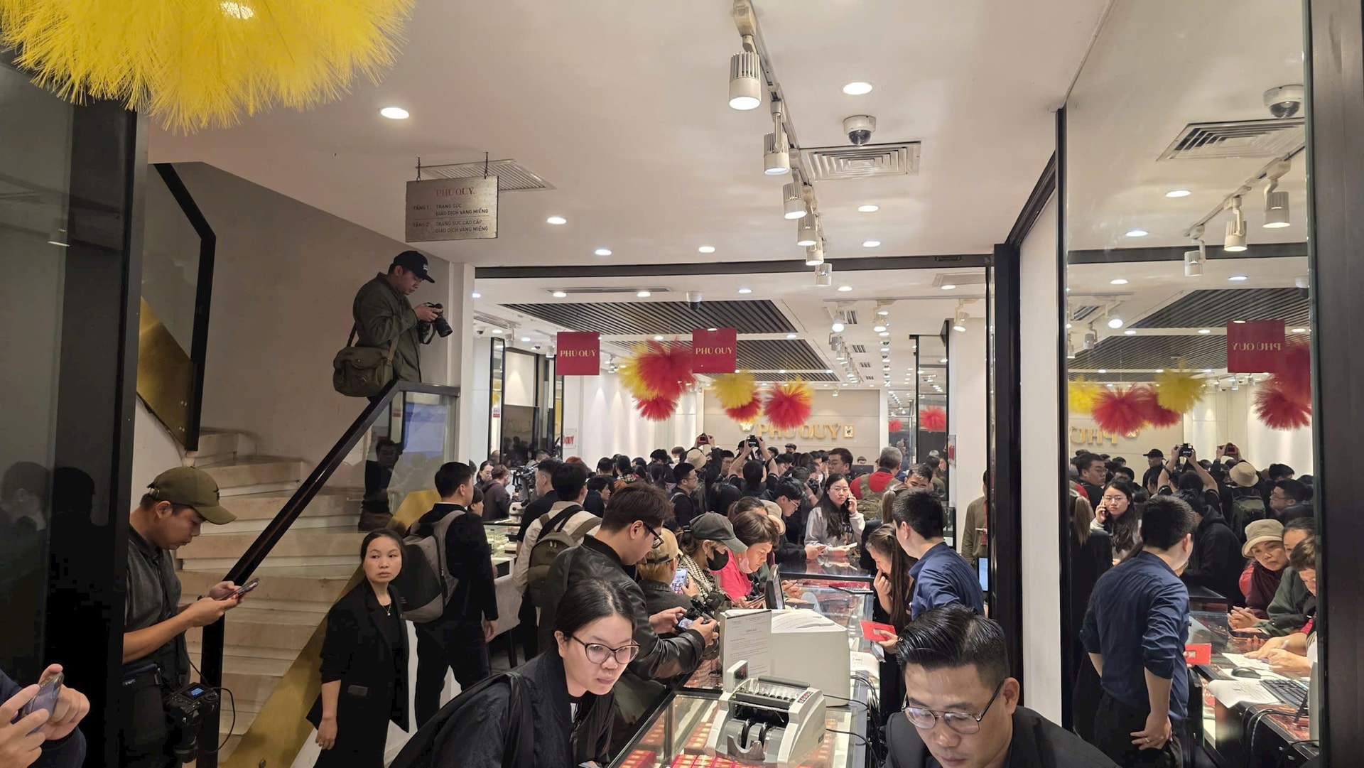 Từ 10 giờ tối, nhà đầu tư ồ ạt mang ghế gấp, đội mưa xếp hàng xuyên đêm để săn vàng bạc ngày Thần tài - Ảnh 9