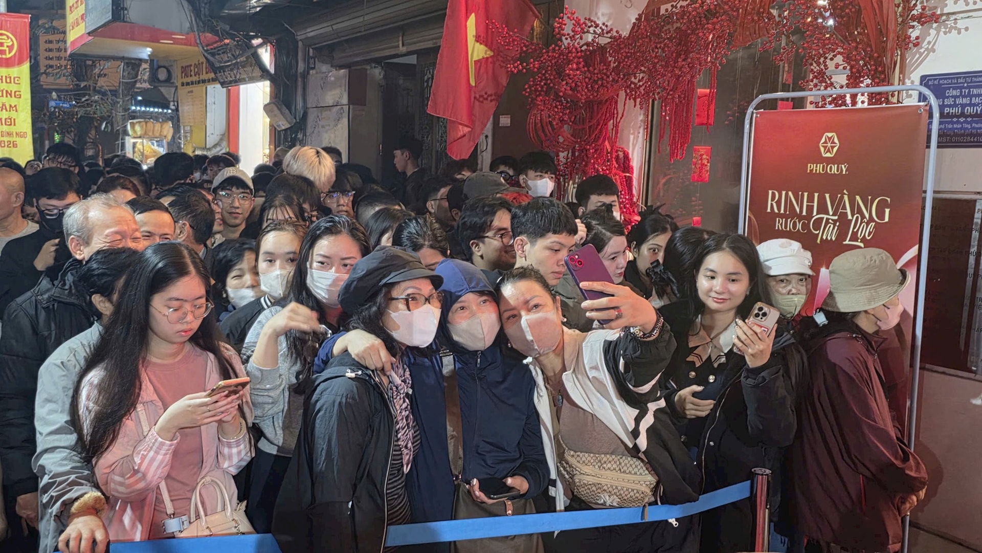 Từ 10 giờ tối, nhà đầu tư ồ ạt mang ghế gấp, đội mưa xếp hàng xuyên đêm để săn vàng bạc ngày Thần tài - Ảnh 3