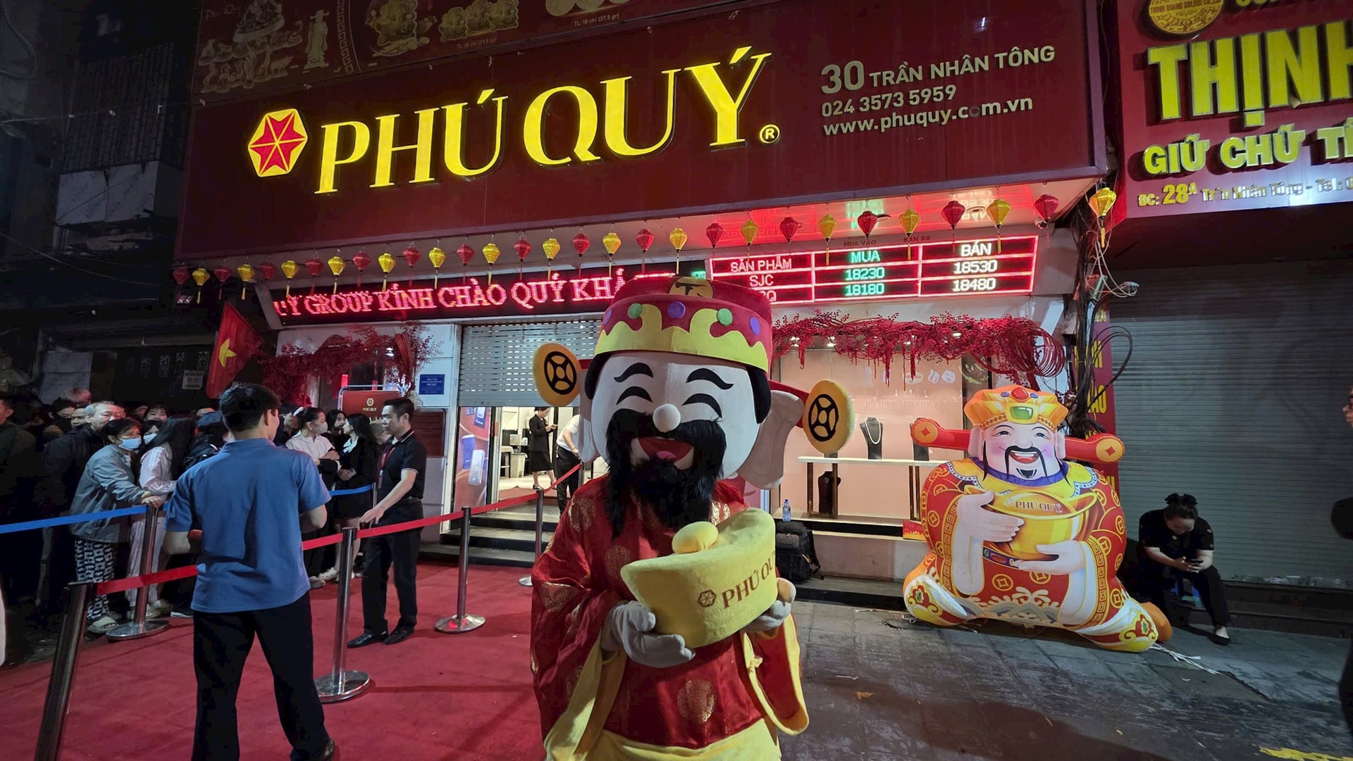 Từ 10 giờ tối, nhà đầu tư ồ ạt mang ghế gấp, đội mưa xếp hàng xuyên đêm để săn vàng bạc ngày Thần tài - Ảnh 5