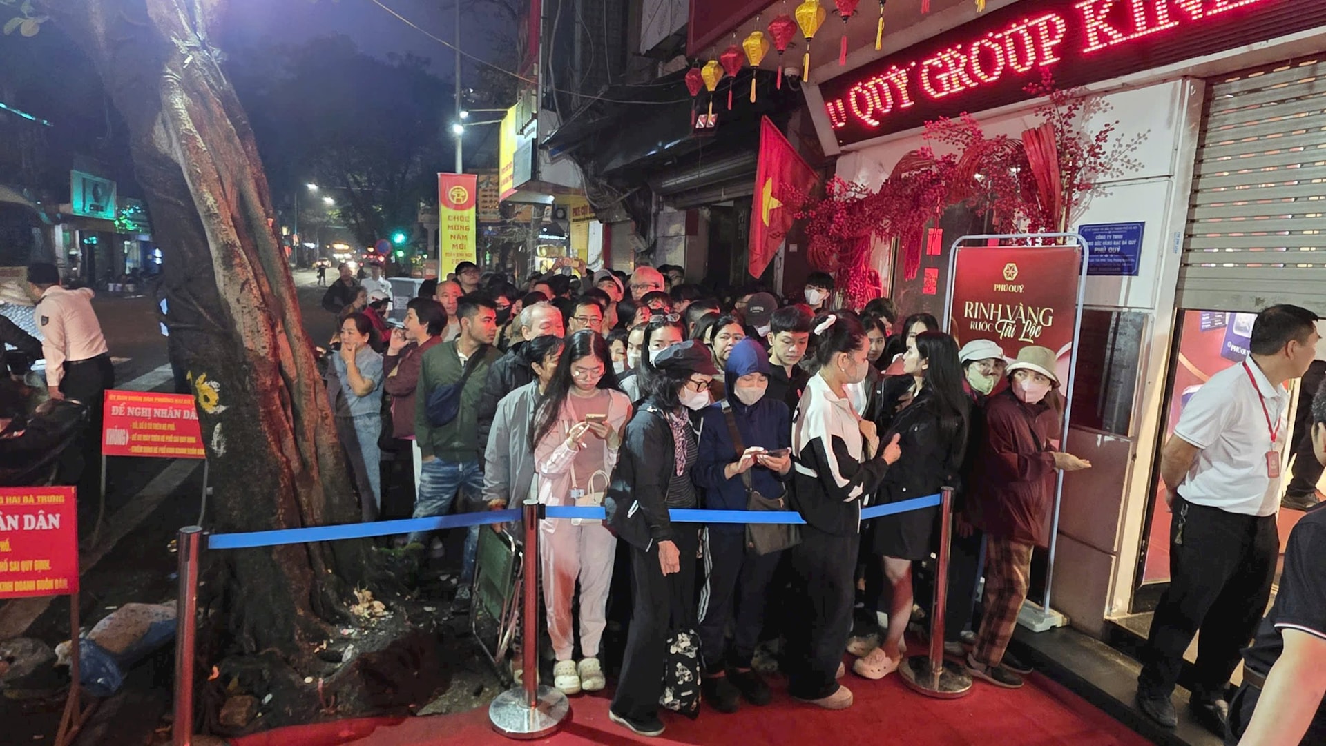 Từ 10 giờ tối, nhà đầu tư ồ ạt mang ghế gấp, đội mưa xếp hàng xuyên đêm để săn vàng bạc ngày Thần tài - Ảnh 4