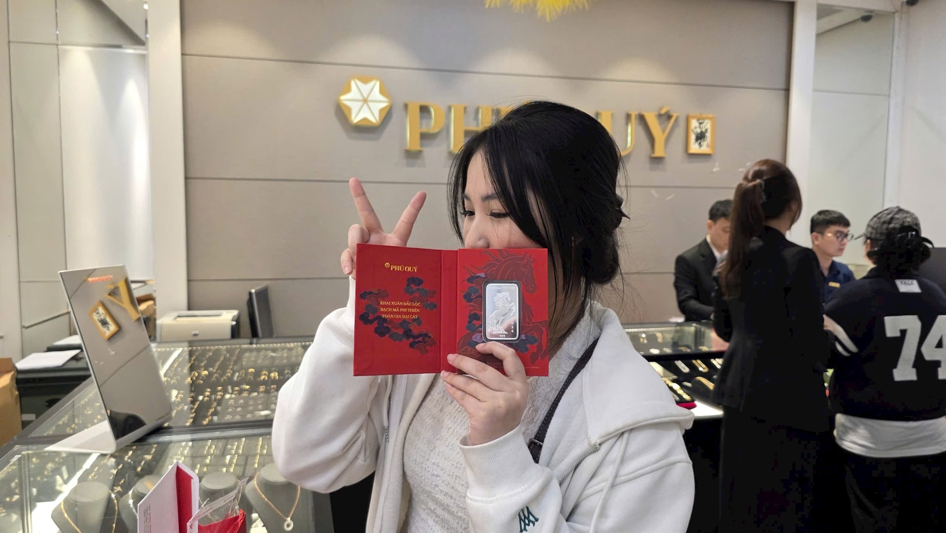 Từ 10 giờ tối, nhà đầu tư ồ ạt mang ghế gấp, đội mưa xếp hàng xuyên đêm để săn vàng bạc ngày Thần tài - Ảnh 6