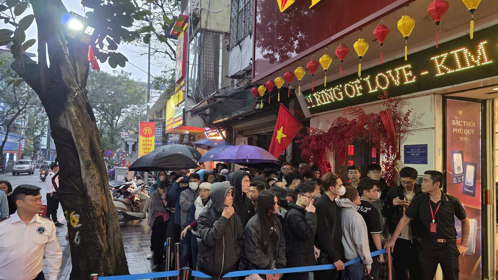 Từ 10 giờ tối, nhà đầu tư ồ ạt mang ghế gấp, đội mưa xếp hàng xuyên đêm để săn vàng bạc ngày Thần tài - Ảnh 1