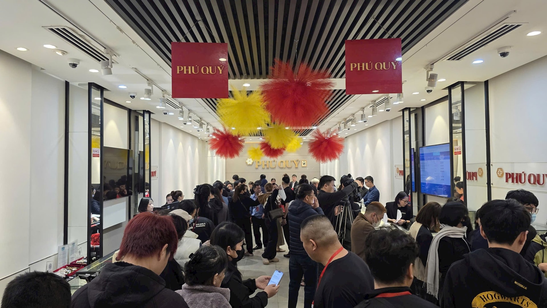 Từ 10 giờ tối, nhà đầu tư ồ ạt mang ghế gấp, đội mưa xếp hàng xuyên đêm để săn vàng bạc ngày Thần tài - Ảnh 8