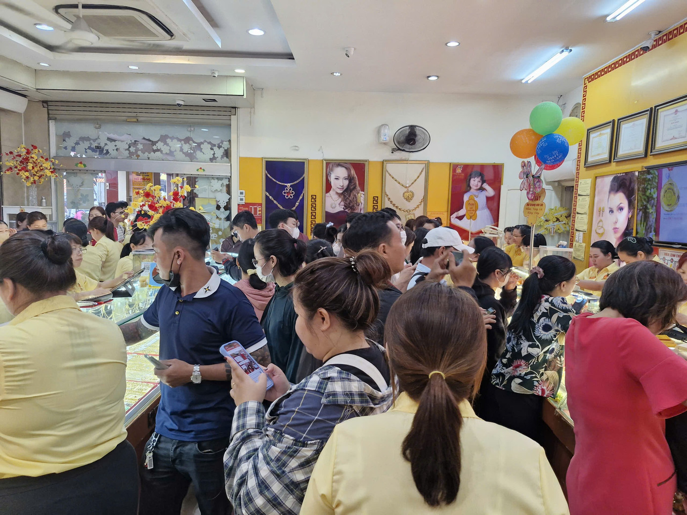 Nhiều người ngỡ ngàng vì mua được vàng quá dễ dàng - Ảnh 12