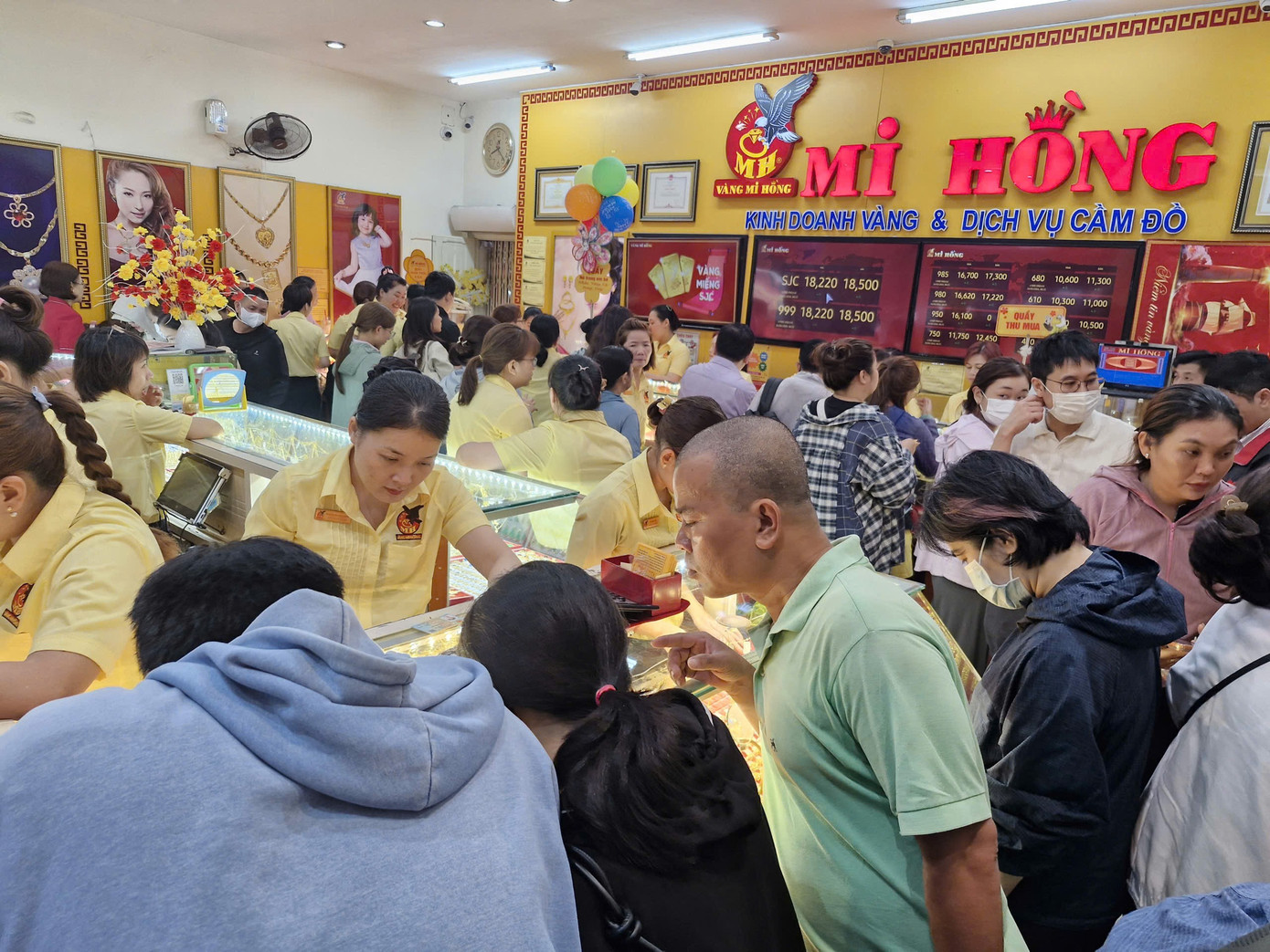 Nhiều người ngỡ ngàng vì mua được vàng quá dễ dàng - Ảnh 10