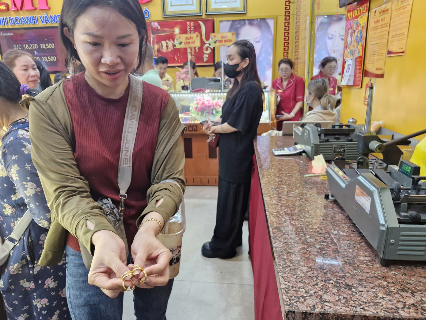 Nhiều người ngỡ ngàng vì mua được vàng quá dễ dàng - Ảnh 11
