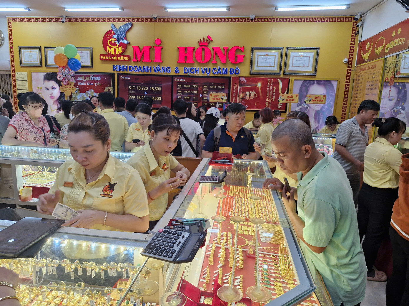 Nhiều người ngỡ ngàng vì mua được vàng quá dễ dàng - Ảnh 9