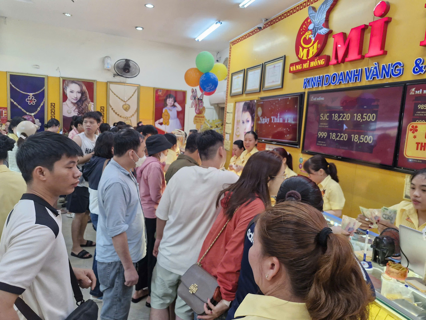 Nhiều người ngỡ ngàng vì mua được vàng quá dễ dàng - Ảnh 13