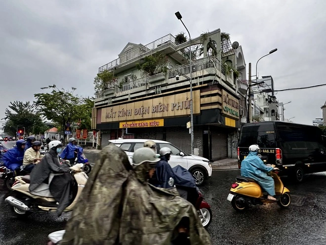 Sáng ngày vía Thần tài, TP.HCM mưa trái mùa trên diện rộng, cảnh báo mưa lớn - Ảnh 3