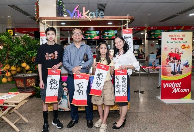 Cục trưởng Cục Hàng không thăm, chúc Tết bà con ngay tại sân bay Tân Sơn Nhất - Ảnh 1