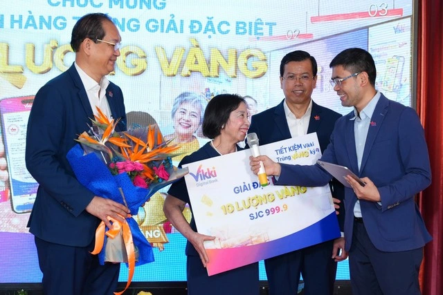 Gửi tiết kiệm 1,1 tỉ đồng, khách hàng Vikki trúng 10 lượng vàng - Ảnh 1