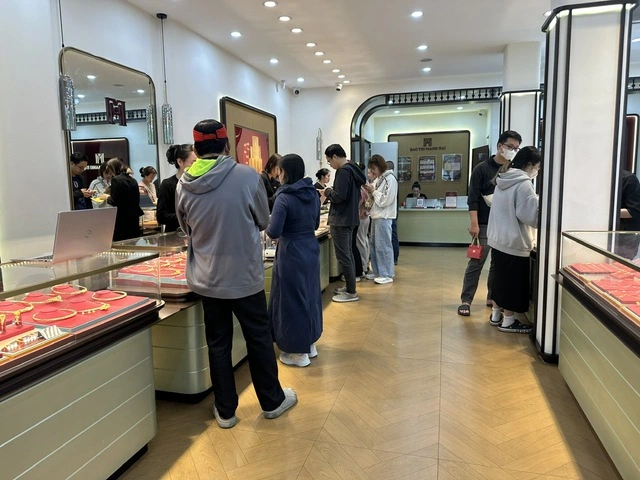 Không dễ 'săn' vàng, bạc ngày vía Thần tài - Ảnh 1