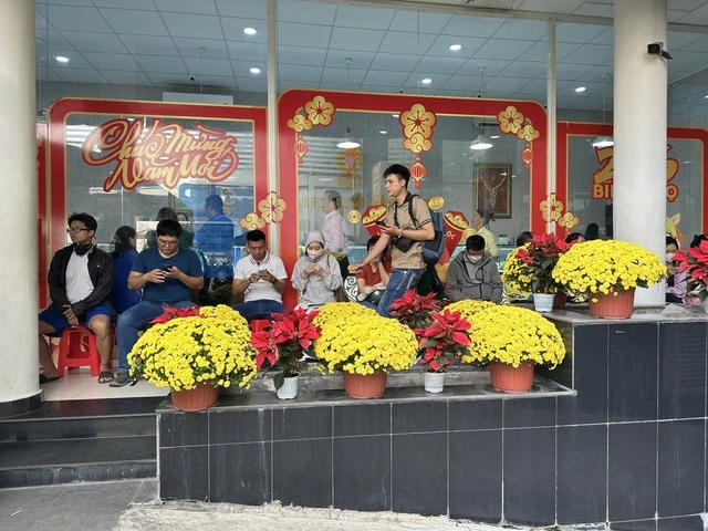 Khách xếp hàng mua vàng trước ngày Thần tài - Ảnh 4