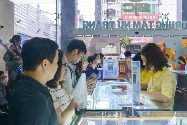 Giá vàng tăng trong ngày Thần tài - Ảnh 2