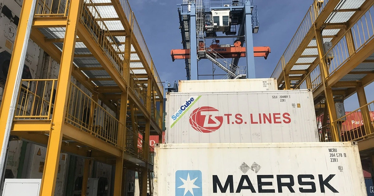 Nhiều container hàng bị kẹt ở cảng đã được 'kéo' về