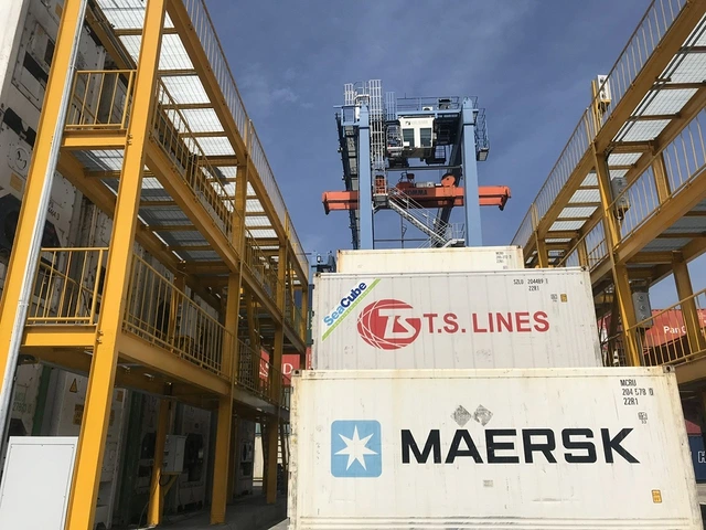 Nhiều container hàng bị kẹt ở cảng đã được 'kéo' về - Ảnh 1