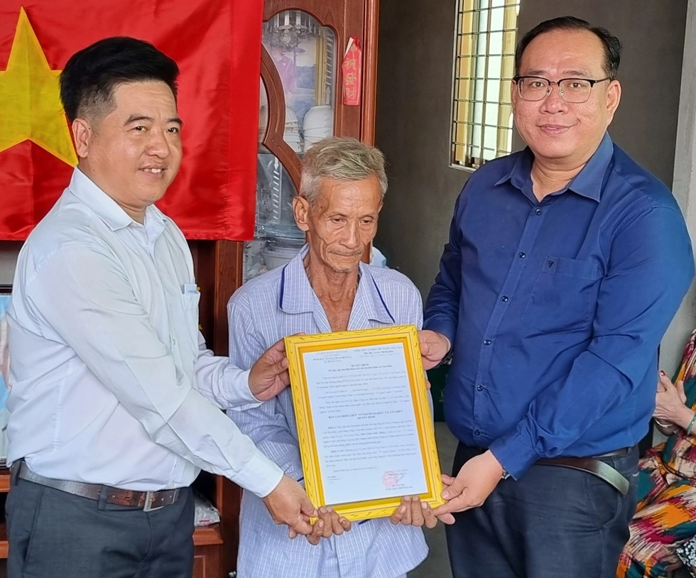 Giáp Tết Bính Ngọ, doanh nhân trao tặng nhà đại đoàn kết ở xã ven biển tỉnh Đồng Tháp - Ảnh 1