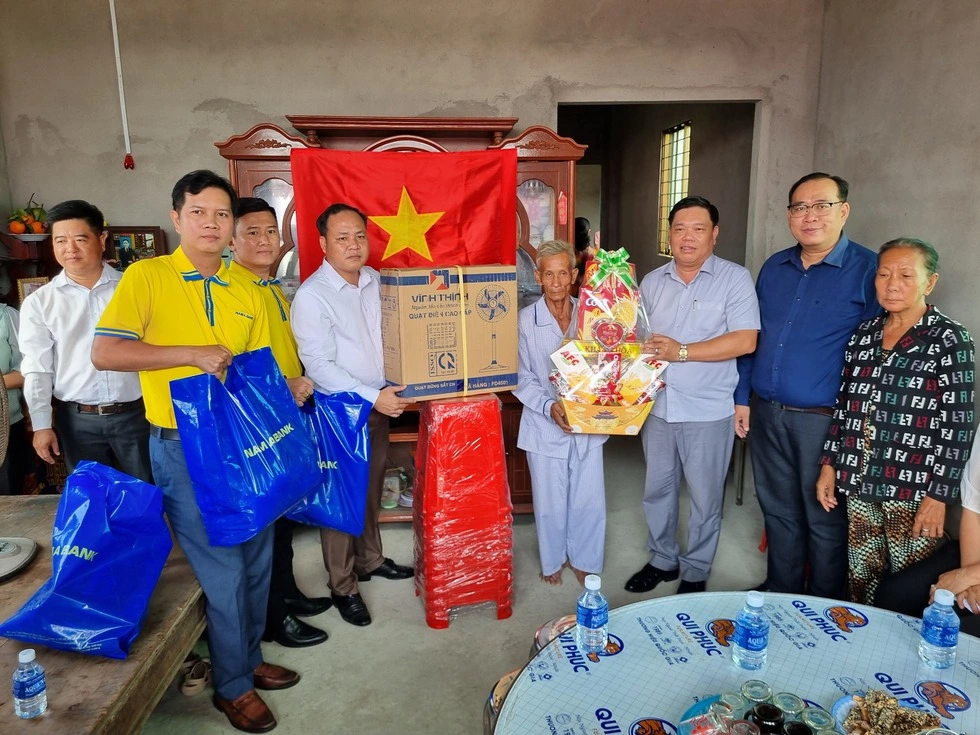 Giáp Tết Bính Ngọ, doanh nhân trao tặng nhà đại đoàn kết ở xã ven biển tỉnh Đồng Tháp - Ảnh 2