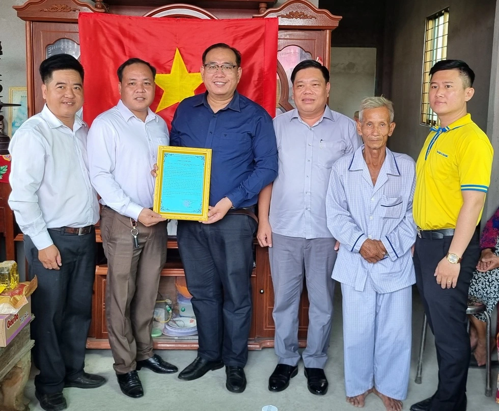 Giáp Tết Bính Ngọ, doanh nhân trao tặng nhà đại đoàn kết ở xã ven biển tỉnh Đồng Tháp - Ảnh 6