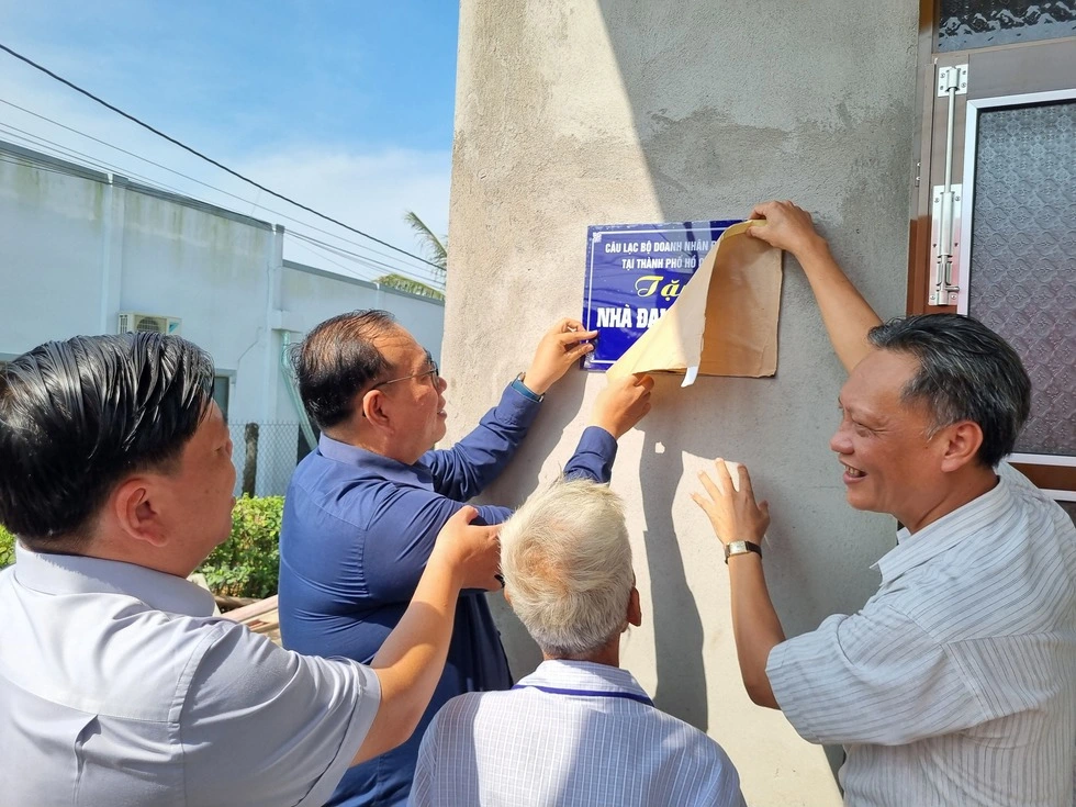 Giáp Tết Bính Ngọ, doanh nhân trao tặng nhà đại đoàn kết ở xã ven biển tỉnh Đồng Tháp - Ảnh 4