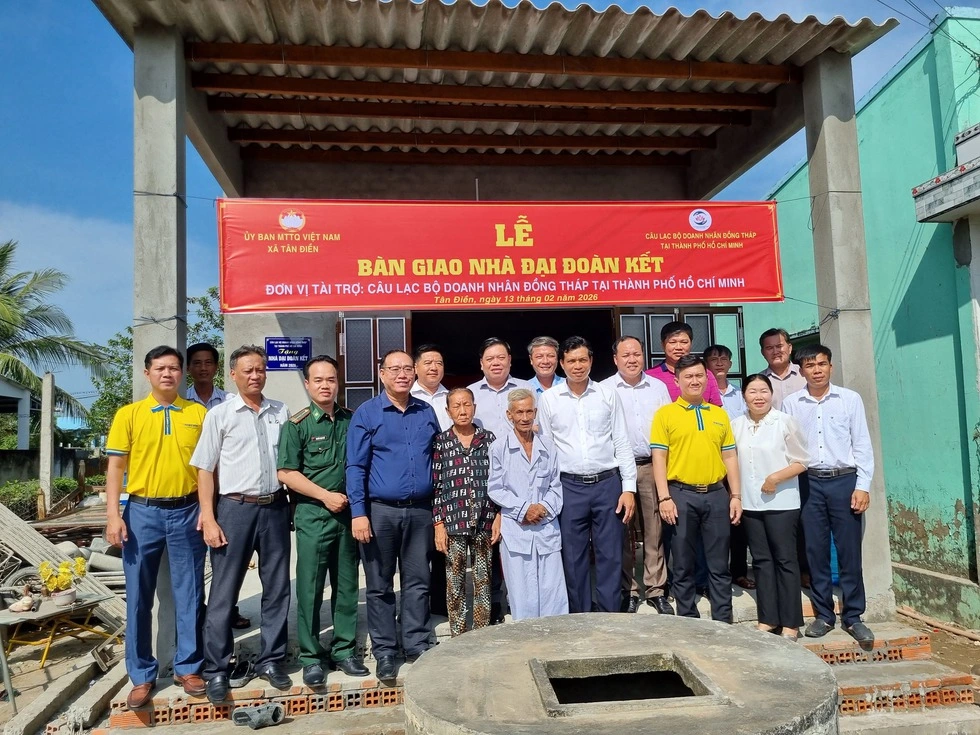 Giáp Tết Bính Ngọ, doanh nhân trao tặng nhà đại đoàn kết ở xã ven biển tỉnh Đồng Tháp - Ảnh 5