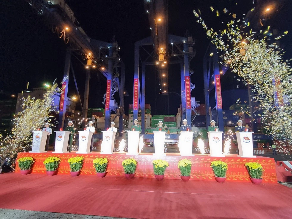 Đêm giao thừa, Binh đoàn 20 phát lệnh làm hàng đầu xuân Bính Ngọ tại Cảng Tân Cảng Cát Lái - Ảnh 2